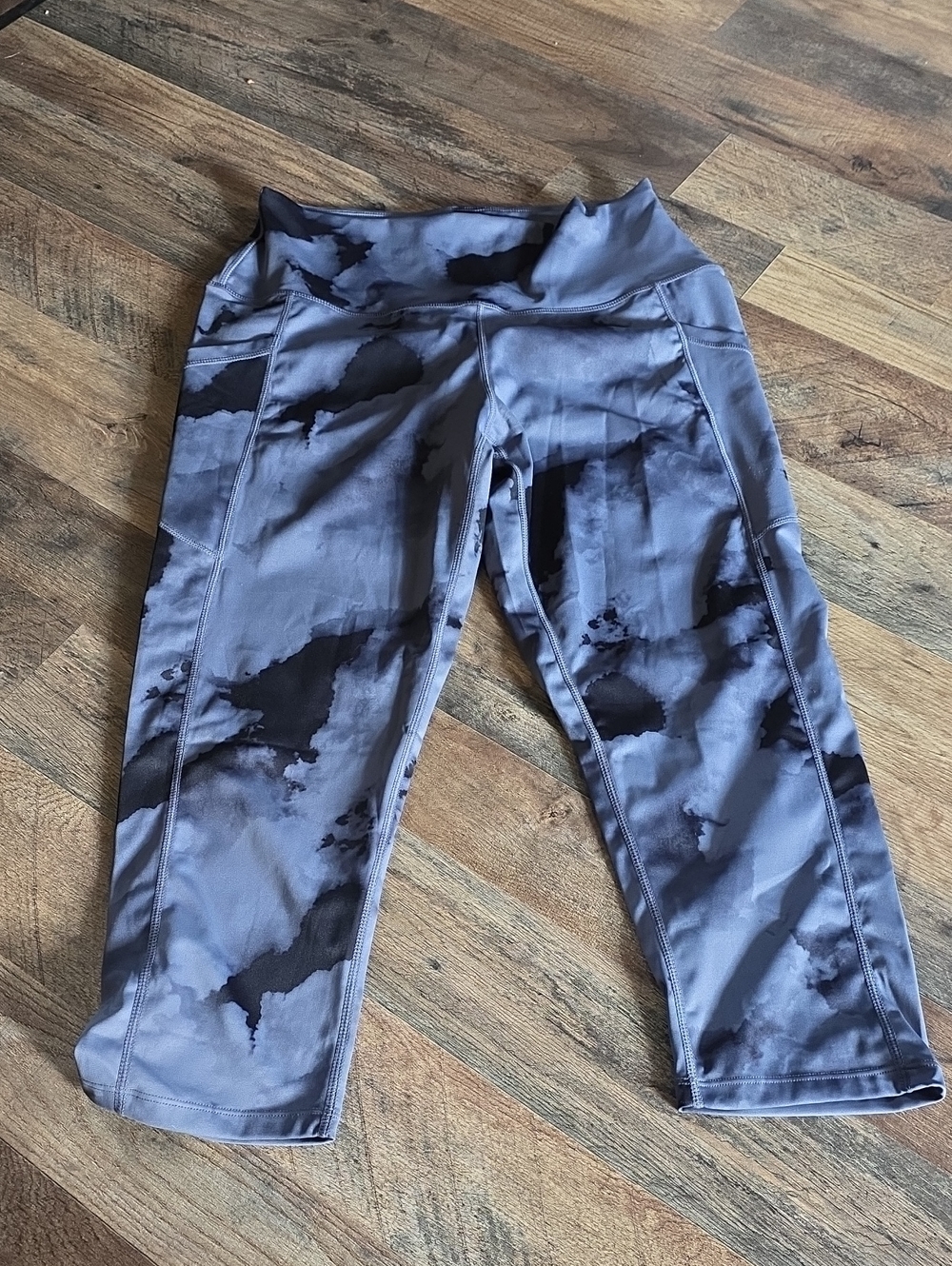 Girls Gray & Black Patterned Capri Leggings - Stretch Activewear